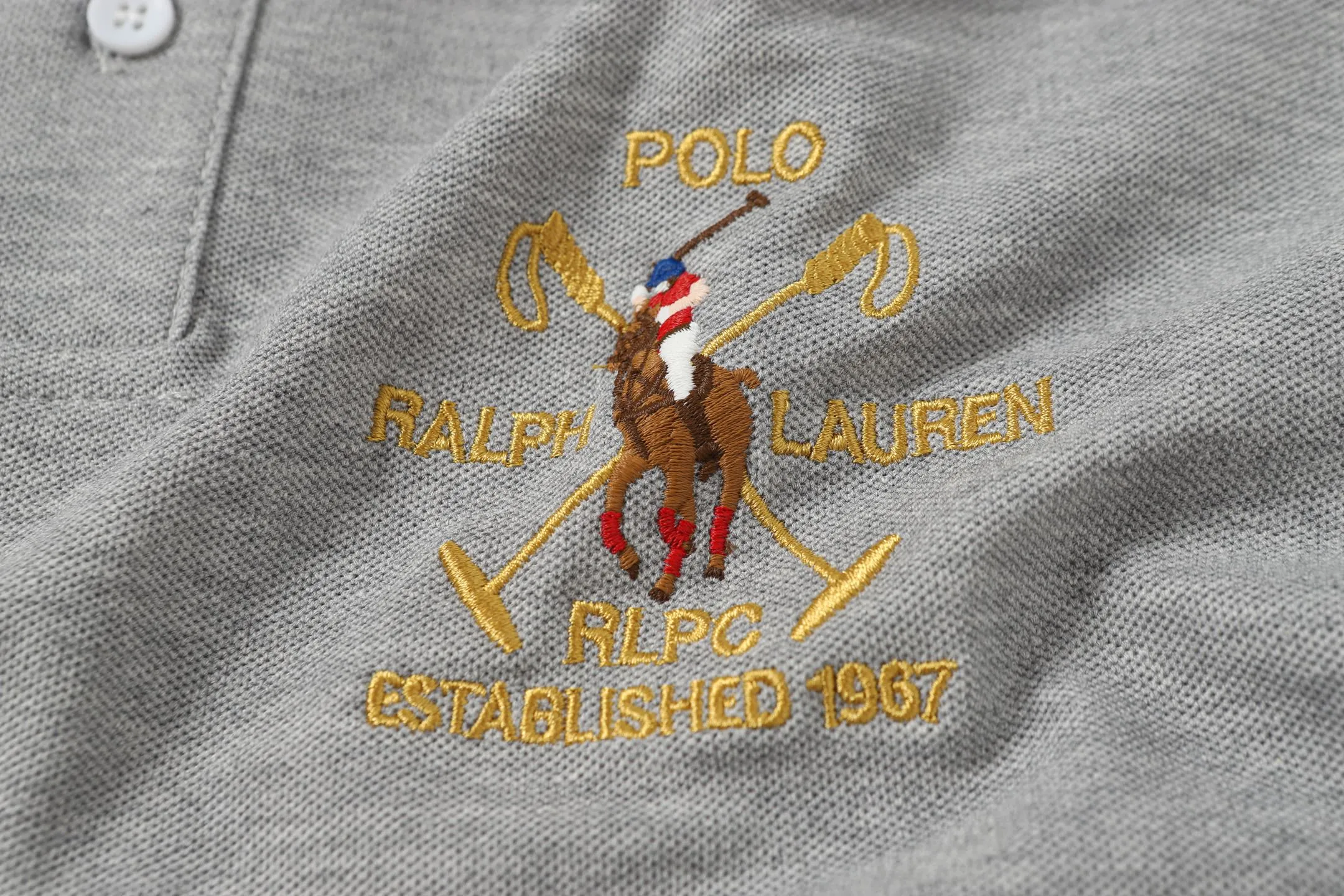 P156 Style number: A015 [Ralph Lauren classic letter logo embroidered Polo shirt] ✅250 grams of fine cotton pique fabric, custom-woven and dyed threads ✅Original stickers Scan the QR code to enter the official website ✅Large version, loose and stylish, can wear up to 210 pounds Color: black, white, navy, blue, sky blue, dark gray, floral gray Size: S-XL